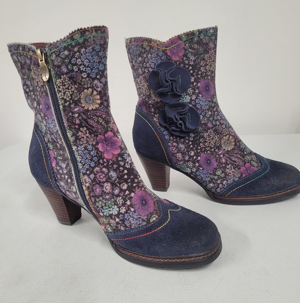 Gorgeous Like New L'ARTISTE Spring Step Boots In excellent condition.